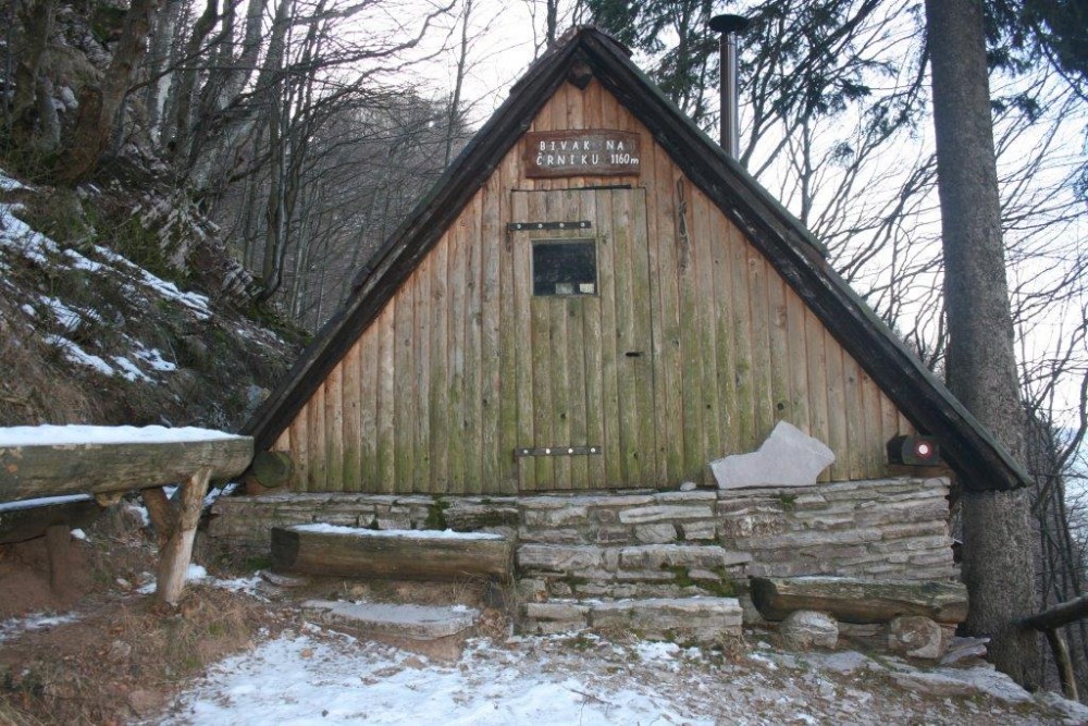 Bivak na Črniku nad Drežnico